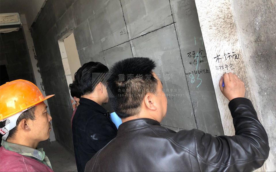 岳池酒店施工責任經(jīng)理李瑞華現(xiàn)場指導(dǎo)放線工程